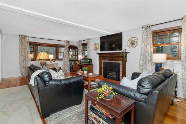 31 Maureen Dr, Tewksbury, MA 01876