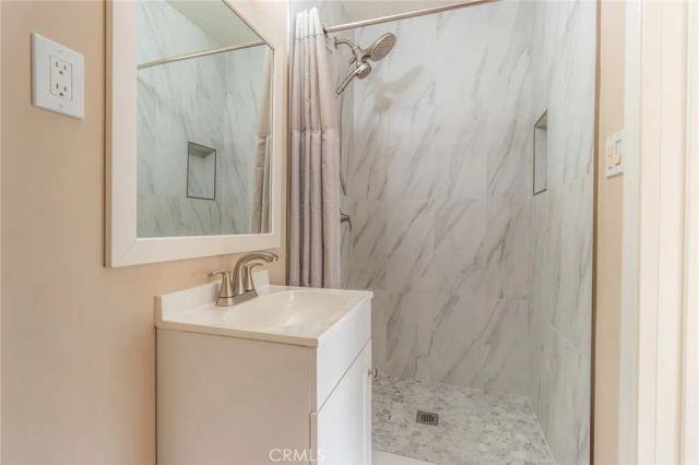 870 N Alexandria Avenue, Los Angeles, CA 90029