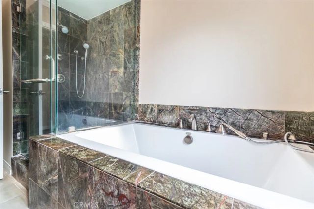 870 N Alexandria Avenue, Los Angeles, CA 90029
