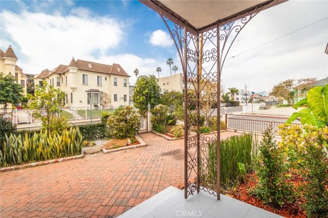 870 N Alexandria Avenue, Los Angeles, CA 90029