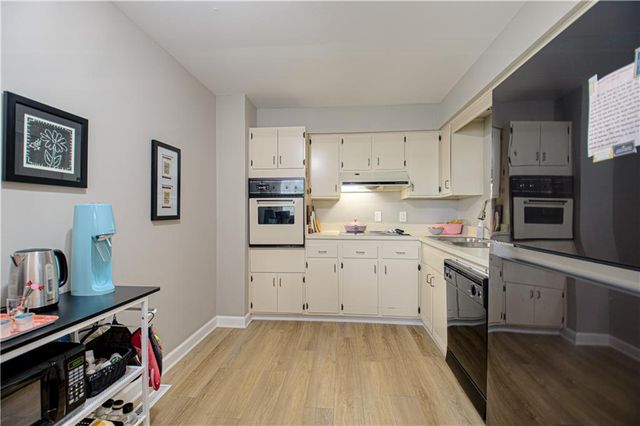 8740 Metcalf Avenue 103C, Overland Park, KS 66212