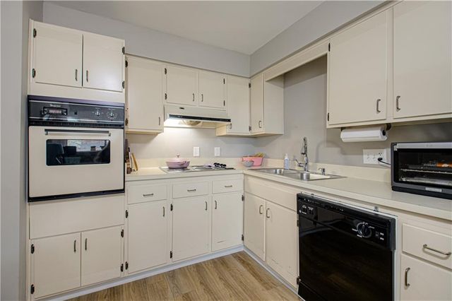 8740 Metcalf Avenue 103C, Overland Park, KS 66212