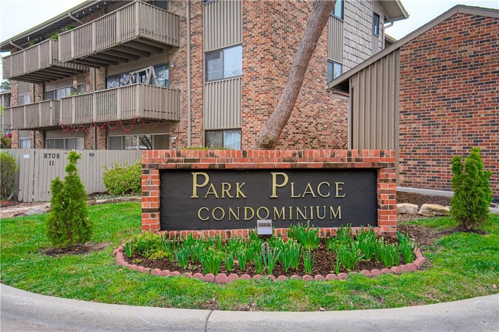 8740 Metcalf Avenue 103C, Overland Park, KS 66212