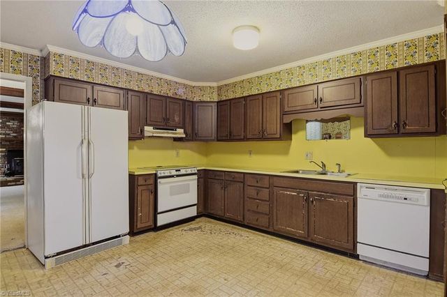 1875 Mallard Lakes Drive, Winston-salem, NC 27106