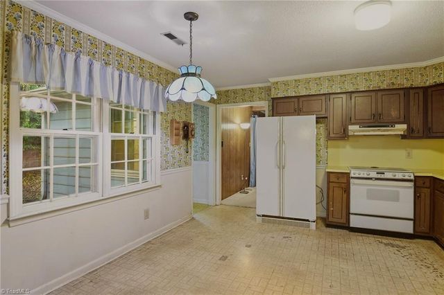 1875 Mallard Lakes Drive, Winston-salem, NC 27106