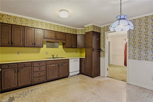 1875 Mallard Lakes Drive, Winston-salem, NC 27106