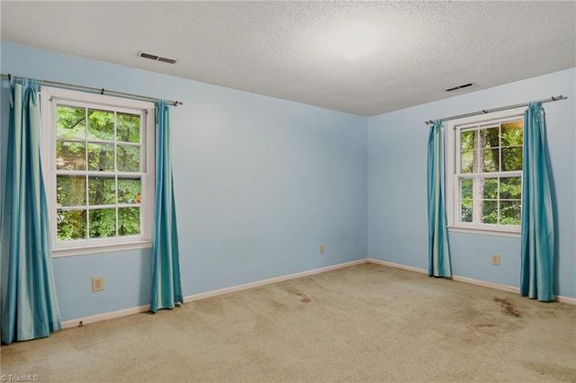 1875 Mallard Lakes Drive, Winston-salem, NC 27106