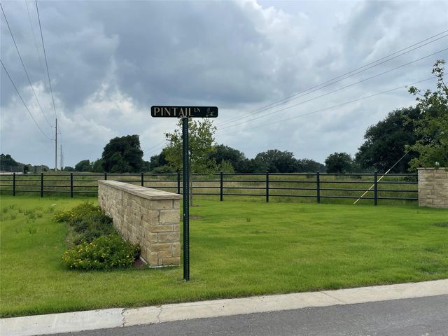 501 Pintail Lane, Columbus, TX 78934