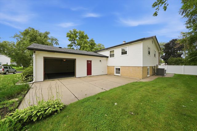 1025 Belair Drive, Darien, IL 60561