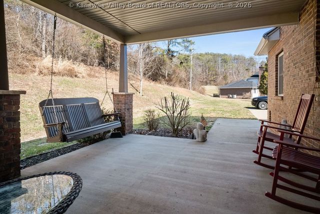 2 Stonegate Drive, Hurricane, WV 25526