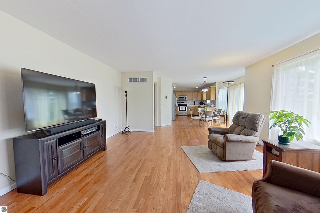Image 10 of property listing at 1522 Eastpointe Drive, Mt Pleasant, MI 48858