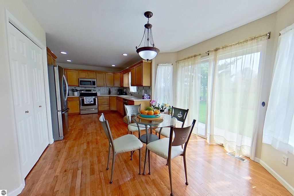 Image 12 of property listing at 1522 Eastpointe Drive, Mt Pleasant, MI 48858