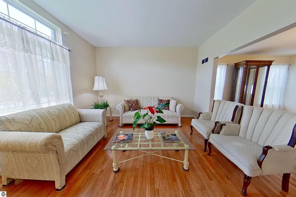 Image 18 of property listing at 1522 Eastpointe Drive, Mt Pleasant, MI 48858