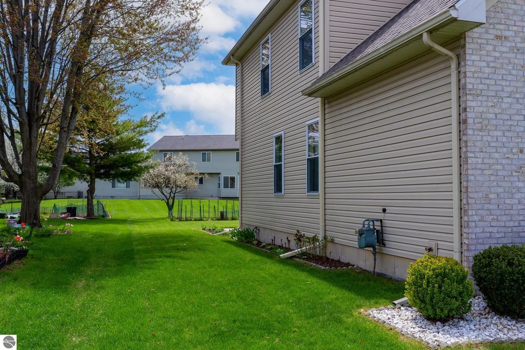 Image 3 of property listing at 1522 Eastpointe Drive, Mt Pleasant, MI 48858
