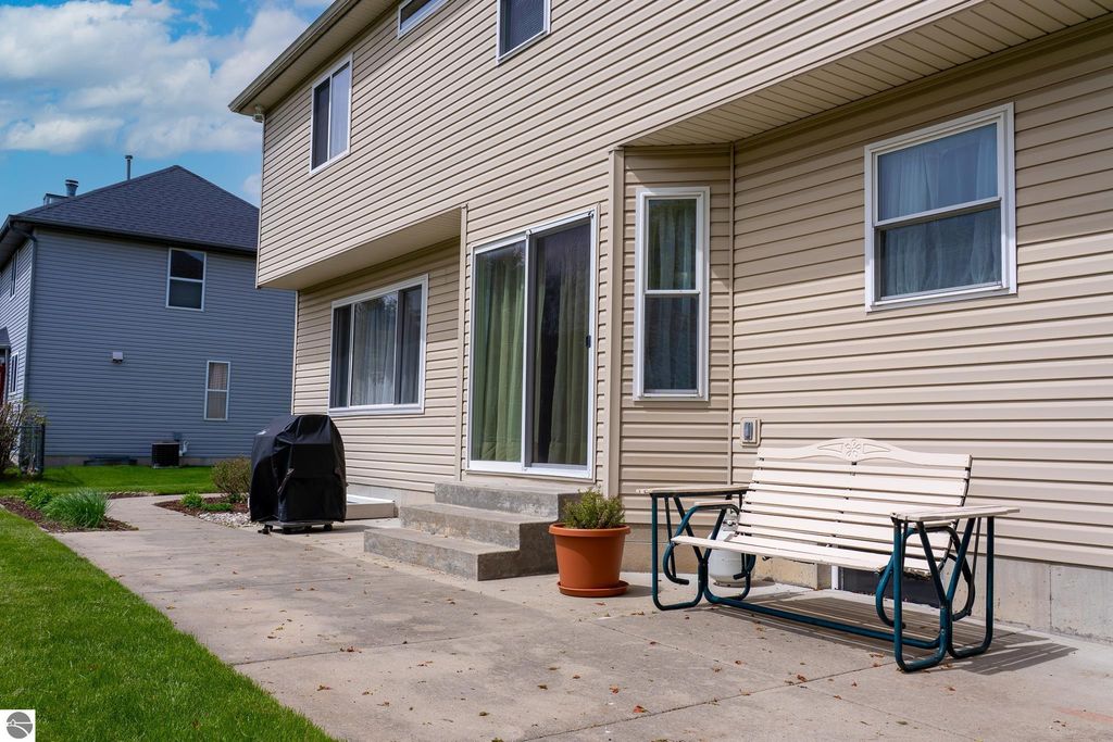 Image 6 of property listing at 1522 Eastpointe Drive, Mt Pleasant, MI 48858