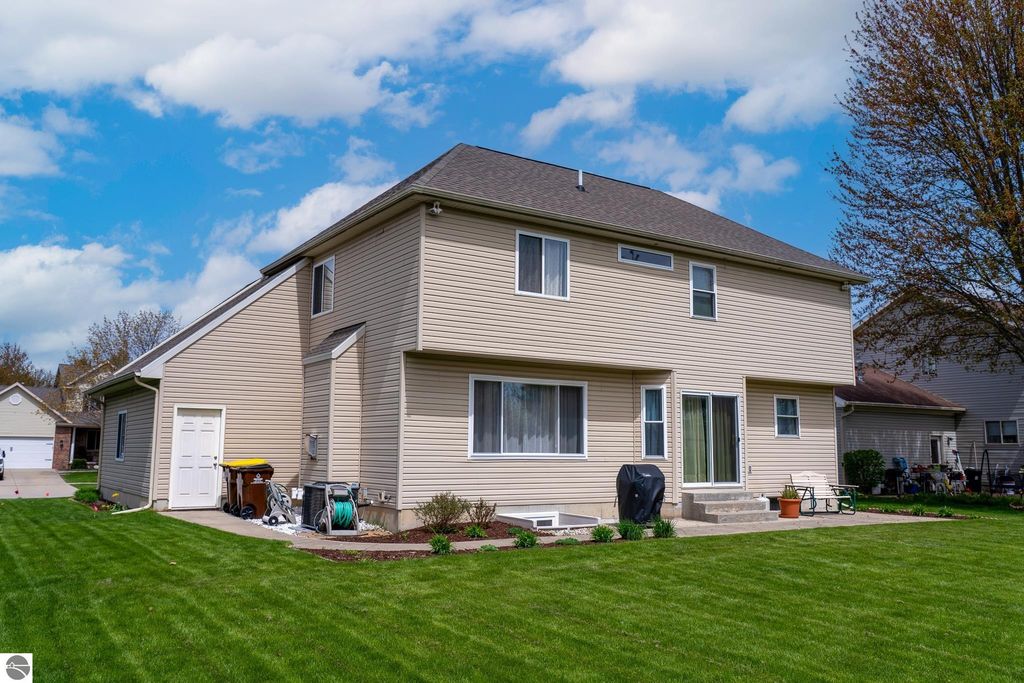 Image 7 of property listing at 1522 Eastpointe Drive, Mt Pleasant, MI 48858