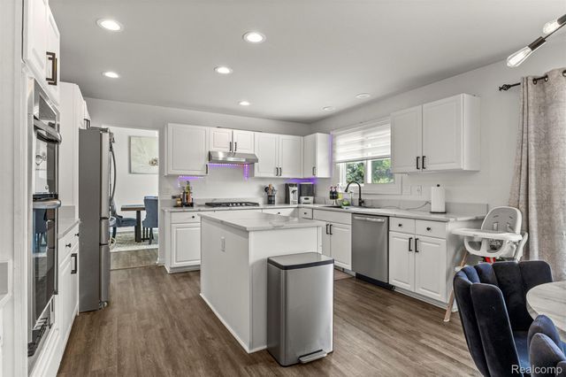 8140 N Pointe Court, Canton Charter Township, MI 48187