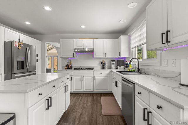 8140 N Pointe Court, Canton Charter Township, MI 48187