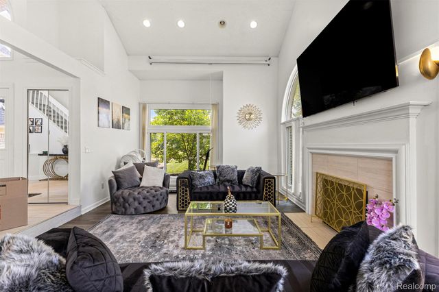 8140 N Pointe Court, Canton Charter Township, MI 48187