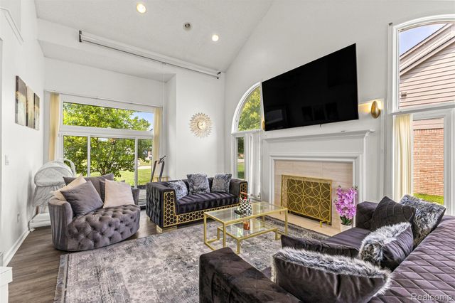 8140 N Pointe Court, Canton Charter Township, MI 48187