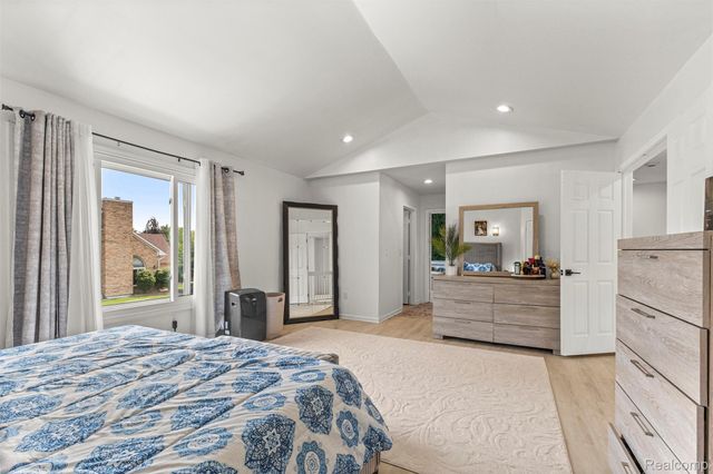 8140 N Pointe Court, Canton Charter Township, MI 48187