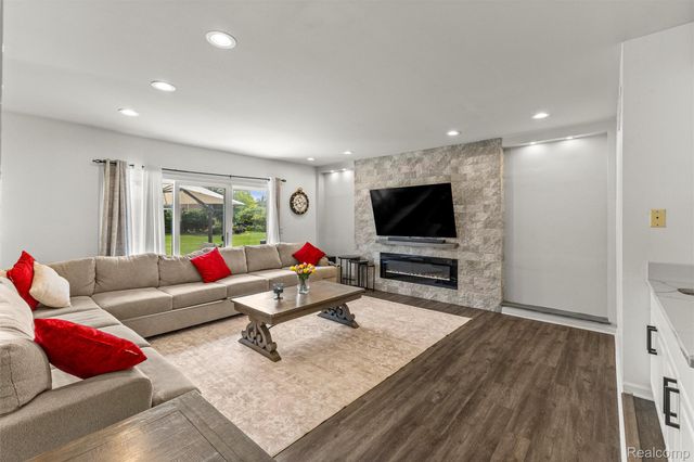 8140 N Pointe Court, Canton Charter Township, MI 48187