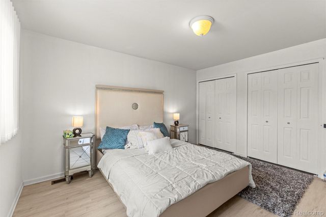 8140 N Pointe Court, Canton Charter Township, MI 48187