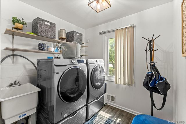 8140 N Pointe Court, Canton Charter Township, MI 48187