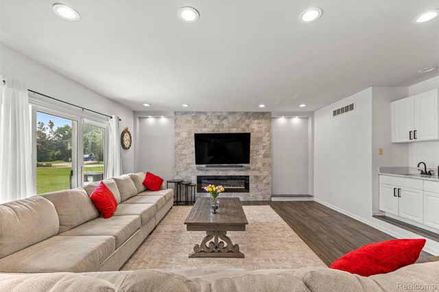 8140 N Pointe Court, Canton Charter Township, MI 48187