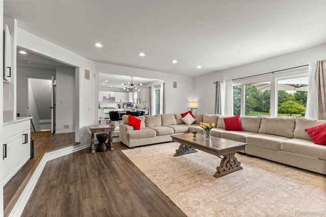 8140 N Pointe Court, Canton Charter Township, MI 48187