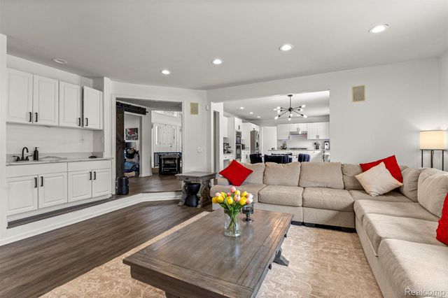 8140 N Pointe Court, Canton Charter Township, MI 48187