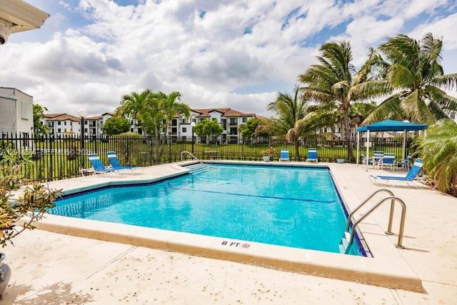 9425 Fontainebleau Blvd 202, Miami, FL 33172