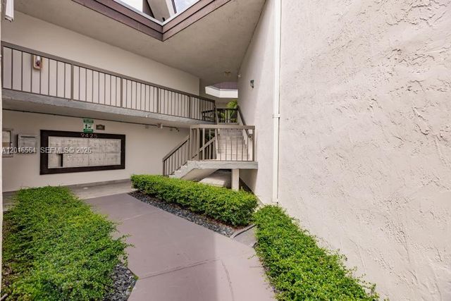 9425 Fontainebleau Blvd 202, Miami, FL 33172