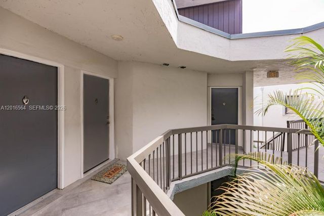 9425 Fontainebleau Blvd 202, Miami, FL 33172