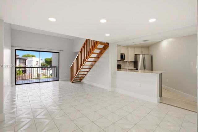 9425 Fontainebleau Blvd 202, Miami, FL 33172