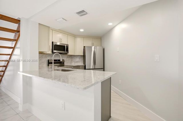 9425 Fontainebleau Blvd 202, Miami, FL 33172