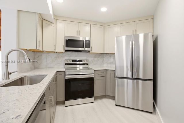 9425 Fontainebleau Blvd 202, Miami, FL 33172
