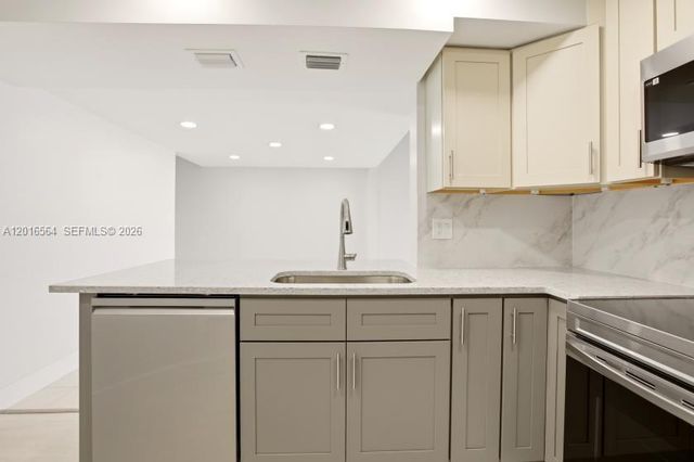 9425 Fontainebleau Blvd 202, Miami, FL 33172