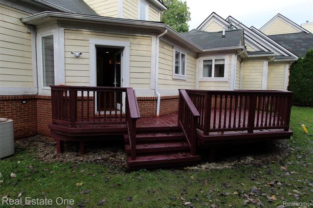 1090 Oakwood Drive, Bloomfield Hills, MI 48304