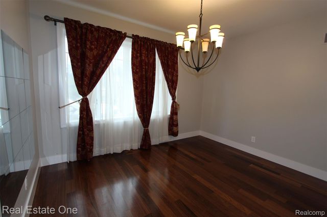 1090 Oakwood Drive, Bloomfield Hills, MI 48304