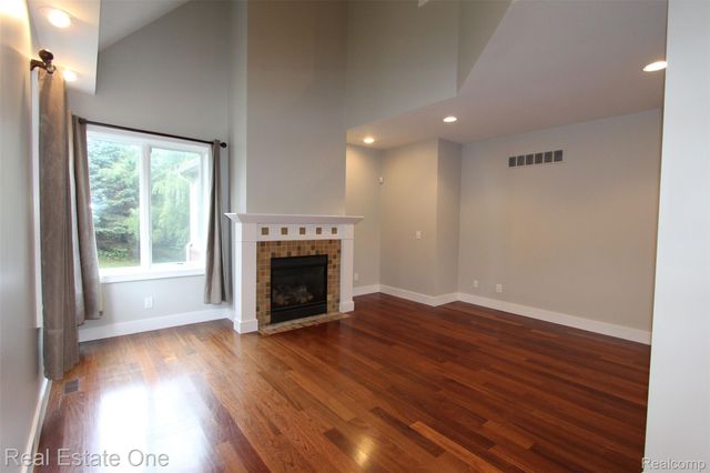 1090 Oakwood Drive, Bloomfield Hills, MI 48304