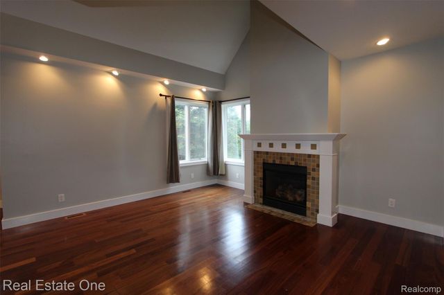 1090 Oakwood Drive, Bloomfield Hills, MI 48304