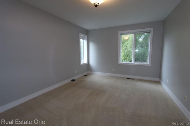 1090 Oakwood Drive, Bloomfield Hills, MI 48304