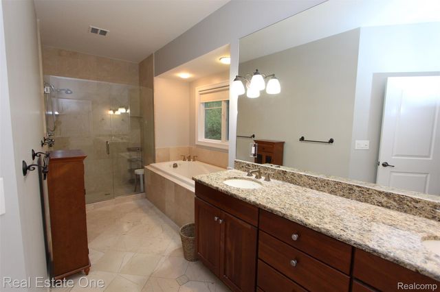 1090 Oakwood Drive, Bloomfield Hills, MI 48304