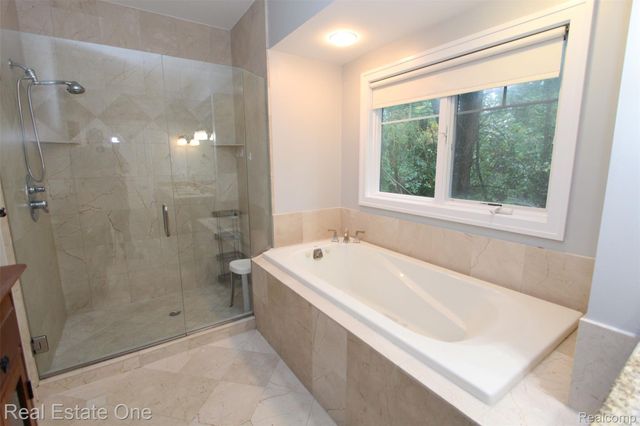1090 Oakwood Drive, Bloomfield Hills, MI 48304