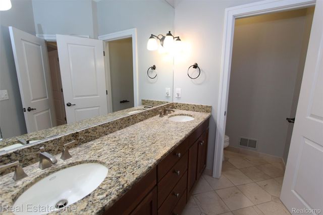 1090 Oakwood Drive, Bloomfield Hills, MI 48304
