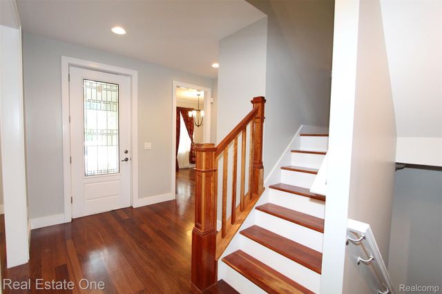 1090 Oakwood Drive, Bloomfield Hills, MI 48304