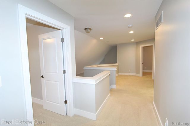 1090 Oakwood Drive, Bloomfield Hills, MI 48304