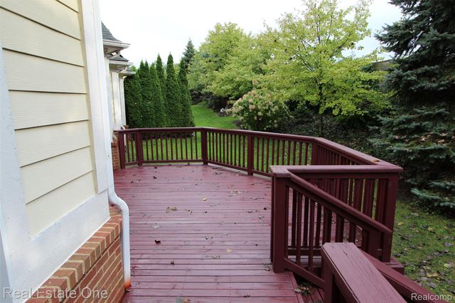 1090 Oakwood Drive, Bloomfield Hills, MI 48304