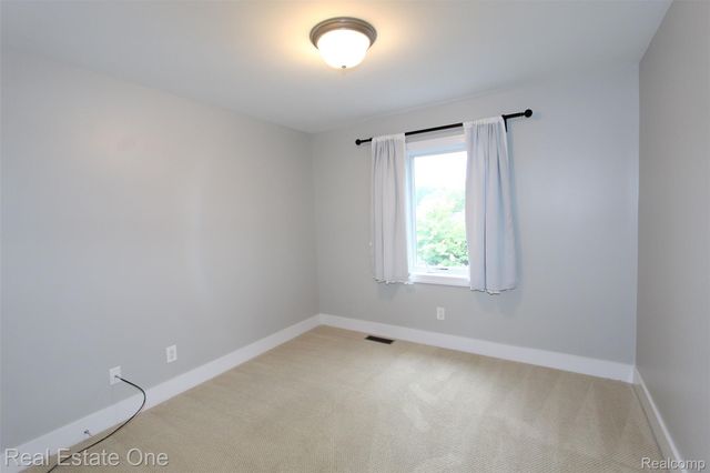 1090 Oakwood Drive, Bloomfield Hills, MI 48304